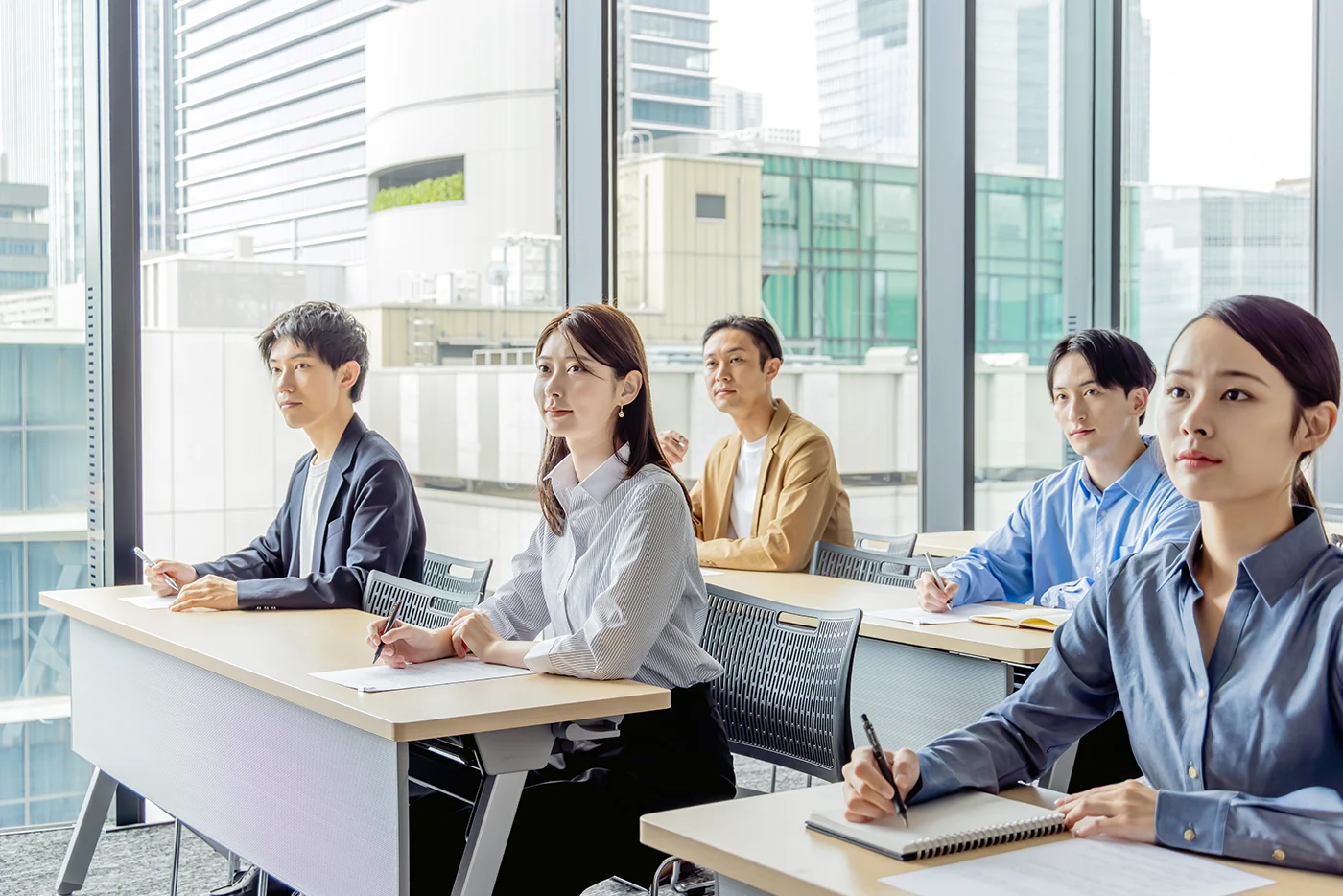 オフィスの研修会場で講義を受ける受講者の様子
